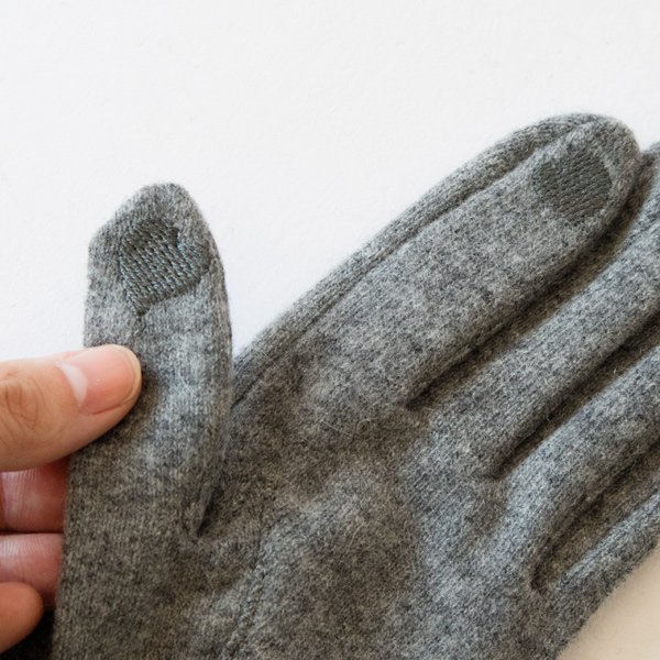親指と人差し指にハートの刺繍入り(GREY) 親指と人差し指にハートの刺繍入り(GREY)