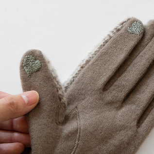 親指と人差し指にハートの刺繍入り(IVOLY) 親指と人差し指にハートの刺繍入り(IVOLY)