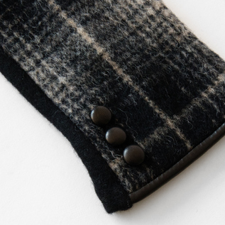 手首のころんとしたボタンがアクセント(BLACK) 手首のころんとしたボタンがアクセント(BLACK)