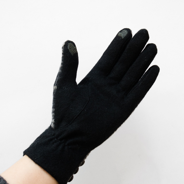 親指と人差し指にハートの刺繍入り(BLACK)