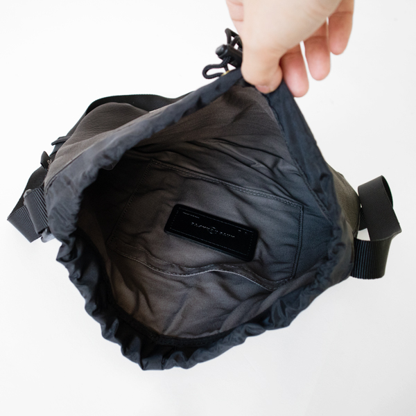 メインスペース背面にはポケットが1つついています(BLACK) メインスペース背面にはポケットが1つついています(BLACK)