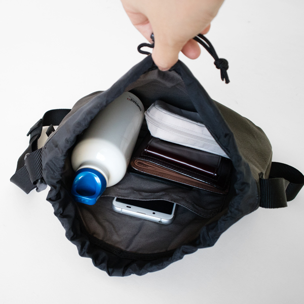 財布や500mlのペットボトルなどが入るサイズ感(BLACK) 財布や500mlのペットボトルなどが入るサイズ感(BLACK)