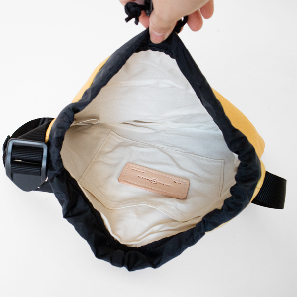 メインスペース背面にはポケットが1つついています(YELLOW) メインスペース背面にはポケットが1つついています(YELLOW)