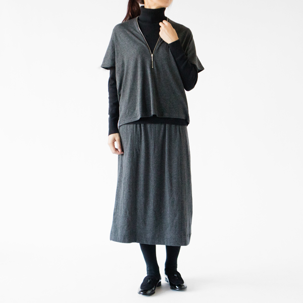 ジップ付き ジャージートップとのセットアップ(モデル身長：163cm、CHARCOAL GREY)