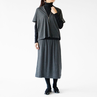 ジップ付き ジャージートップとのセットアップ(モデル身長:163cm、CHARCOAL GREY) ジップ付き ジャージートップとのセットアップ(モデル身長:163cm、CHARCOAL GREY)