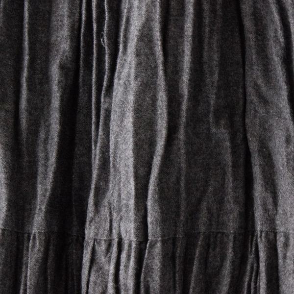3段のティアードが程良いボリューム感(DARK GREY)