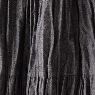 3段のティアードが程良いボリューム感(DARK GREY)