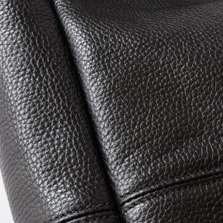 細かなシボ感のあるレザーを使用 細かなシボ感のあるレザーを使用