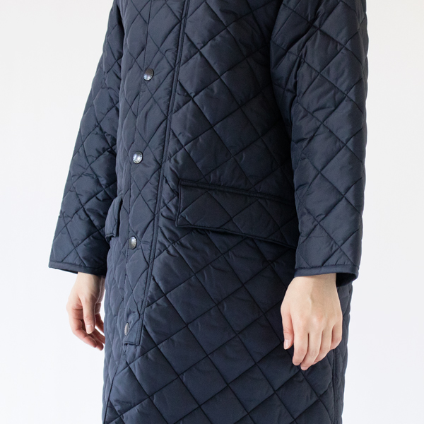 自然に落ちるショルダーとゆとりある身幅 自然に落ちるショルダーとゆとりある身幅