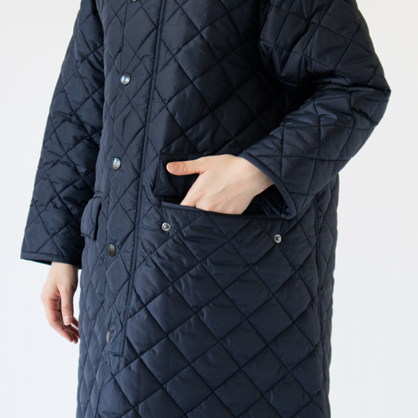 スマホも入る、大きめなフロントポケット スマホも入る、大きめなフロントポケット