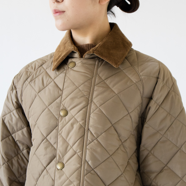 首元にはコーディロイが使用されています