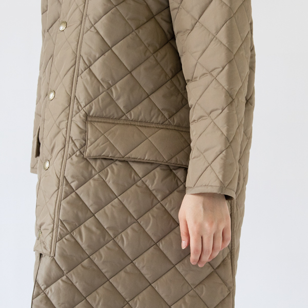 自然に落ちるショルダーとゆとりある身幅