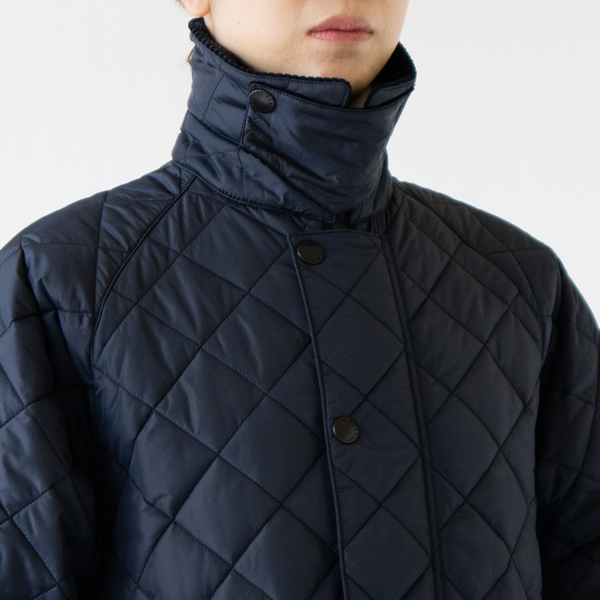 風除けとして襟を立てる事ができるスロートフラップ付き（こちらは色違いのNAVYです）