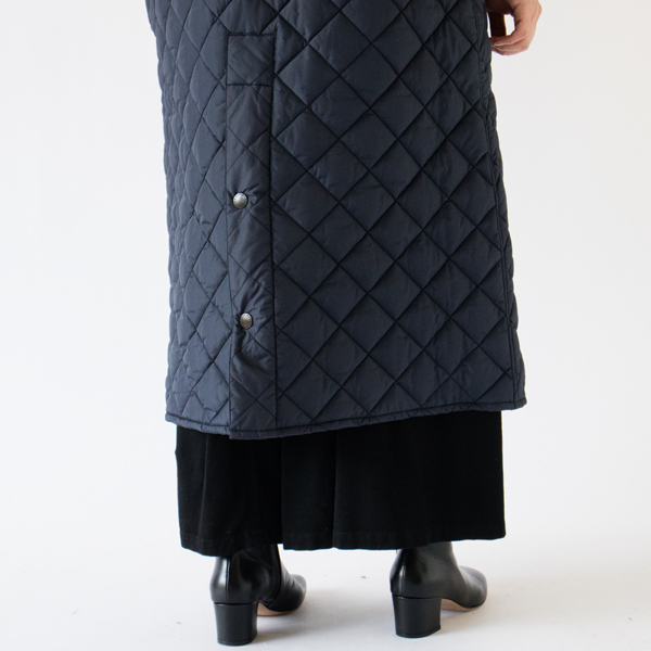 裾の端についたスナップボタンを外せば前後の動作がスムーズに 裾の端についたスナップボタンを外せば前後の動作がスムーズに