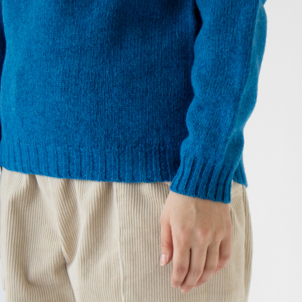 袖と裾のリブが体に自然とフィットします 袖と裾のリブが体に自然とフィットします