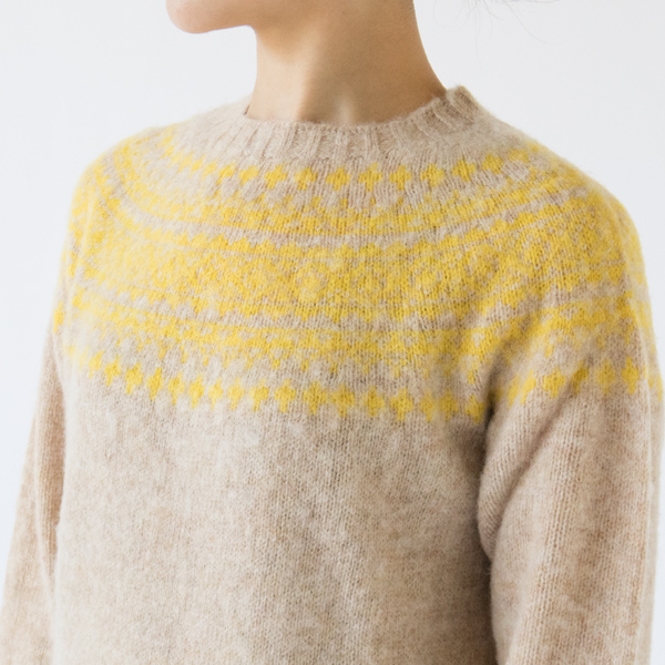 胸元に広がるノルディック柄 胸元に広がるノルディック柄