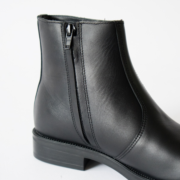 サイドジップで脱ぎ履きしやすい サイドジップで脱ぎ履きしやすい