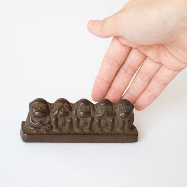 鋳物の重厚感がありながら、味のある色合いと凹凸の程よい肌触り