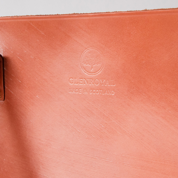 フロントにはブランドの刻印(OXFORD TAN) フロントにはブランドの刻印(OXFORD TAN)