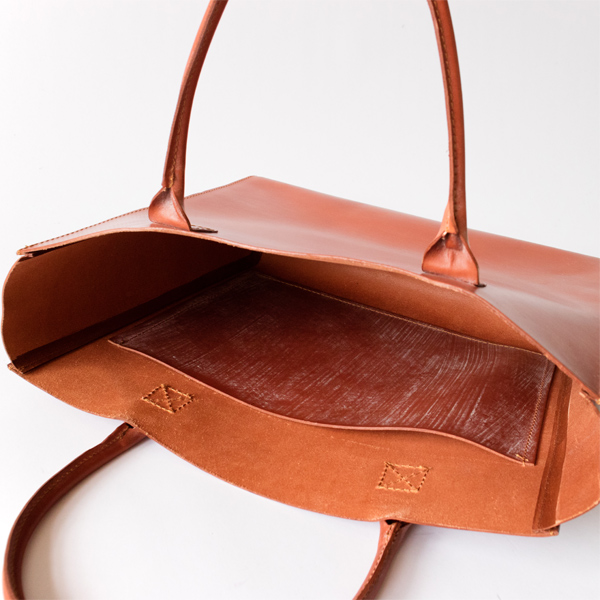 バッグを開けた様子(OXFORD TAN) バッグを開けた様子(OXFORD TAN)