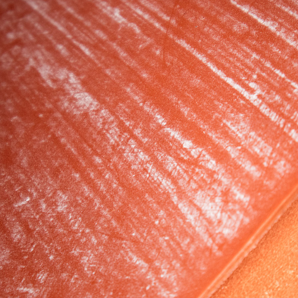 革の表面に浮き出る白いワックスはブルームと呼ばれ、本物のブライドルレザーの証です(OXFORD TAN) 革の表面に浮き出る白いワックスはブルームと呼ばれ、本物のブライドルレザーの証です(OXFORD TAN)