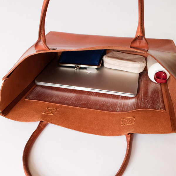 PCを入れてもまだまだ余裕のある優れた収納力(OXFORD TAN) PCを入れてもまだまだ余裕のある優れた収納力(OXFORD TAN)