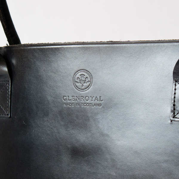 フロントにはブランドの刻印(NEW BLACK) フロントにはブランドの刻印(NEW BLACK)