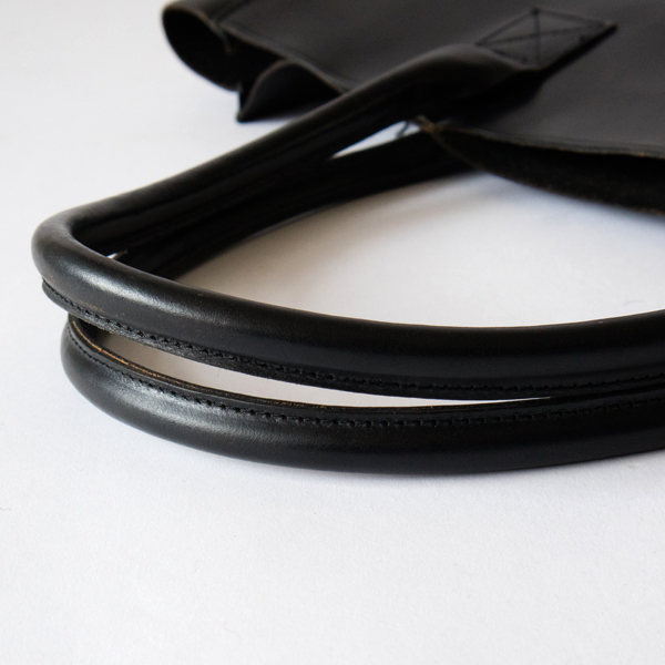 肩掛けも手持ちもできる絶妙な長さのハンドル(NEW BLACK) 肩掛けも手持ちもできる絶妙な長さのハンドル(NEW BLACK)