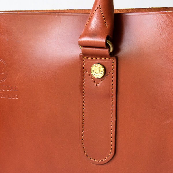 ハンドルを繋ぐのは英国製のアンティークブラスのパーツ(OXFORD TAN) ハンドルを繋ぐのは英国製のアンティークブラスのパーツ(OXFORD TAN)