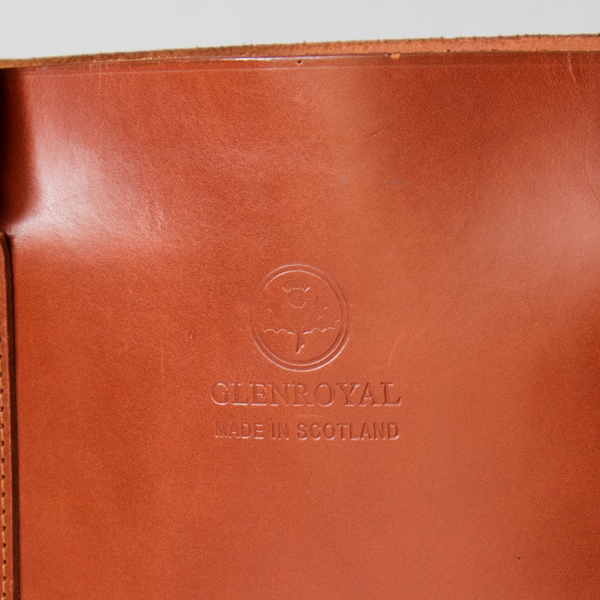 フロントにはブランドの刻印(OXFORD TAN) フロントにはブランドの刻印(OXFORD TAN)