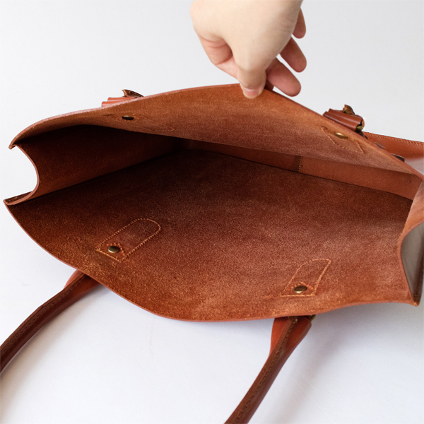 バッグを開けた様子(OXFORD TAN) バッグを開けた様子(OXFORD TAN)