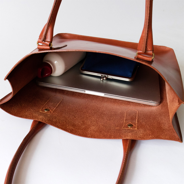 PCは縦にも横にも入る大容量のバッグ(OXFORD TAN) PCは縦にも横にも入る大容量のバッグ(OXFORD TAN)