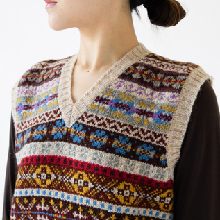 Vネックフェアアイルベスト Beige／Jamiesons of Shetland