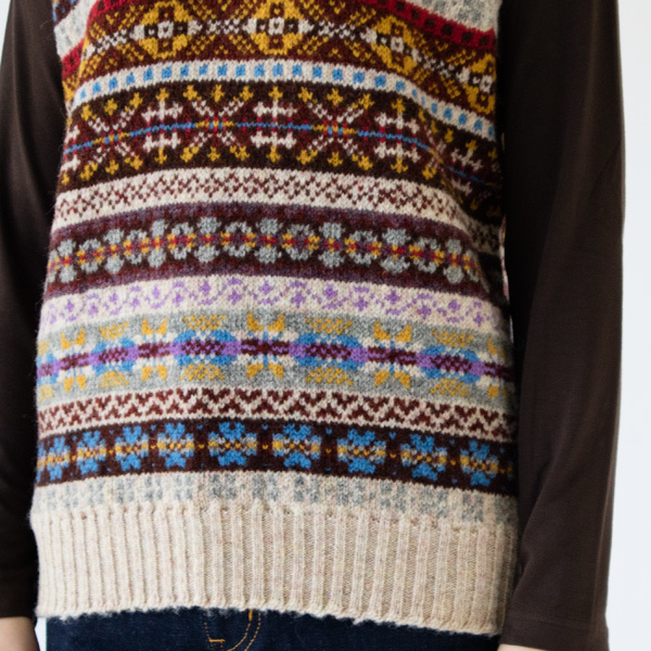 Vネックフェアアイルベスト Beige／Jamiesons of Shetland