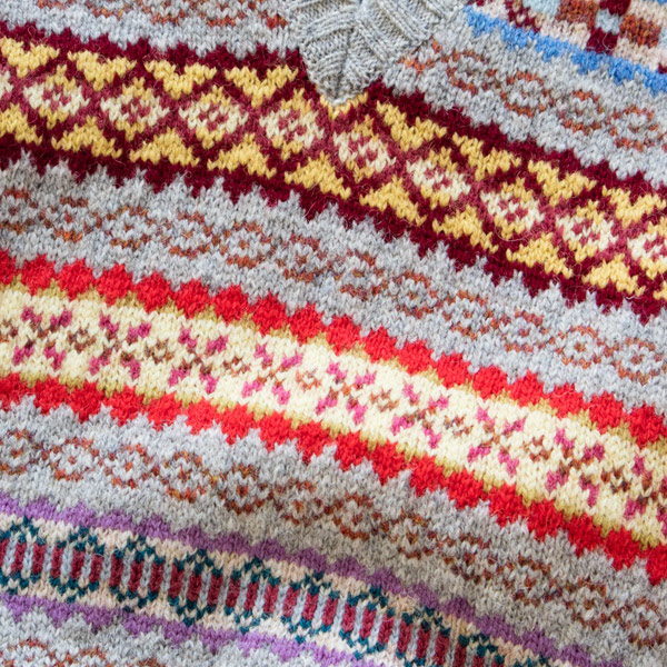 グレーに散りばめられた印象的なカラー