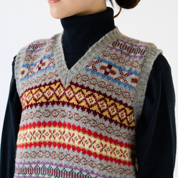 シャープなVネック