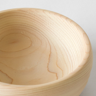 「めいぼく椀」を作る方法を応用し、木をくり抜いて作られています 「めいぼく椀」を作る方法を応用し、木をくり抜いて作られています