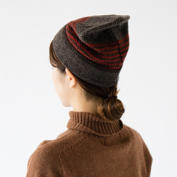 大人っぽさのあるニットキャップです(2103 BROWN)
