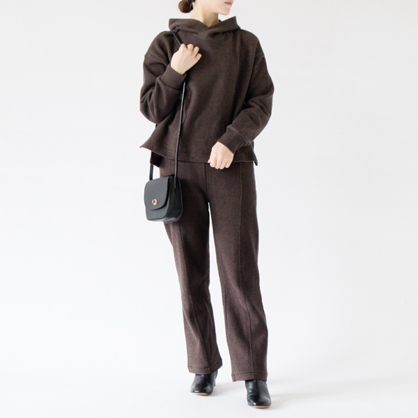同素材のニットソーパンツとセットアップで(BROWN・モデル身長162cm)