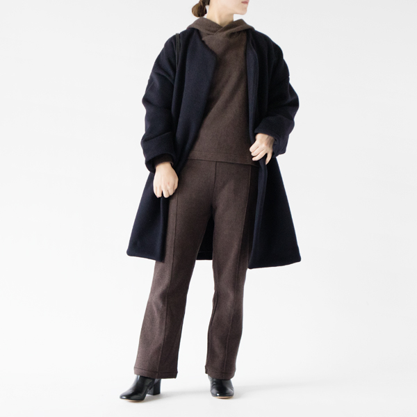 ノーカラーのアウターと相性が良いです(BROWN・モデル身長162cm)