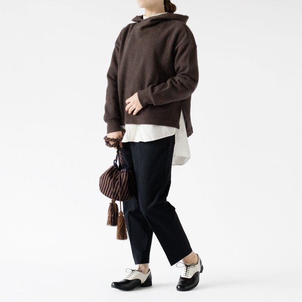 シャツとのレイヤードスタイル(BROWN・モデル身長162cm)