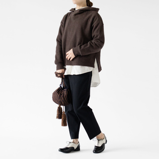 シャツとのレイヤードスタイル(BROWN・モデル身長162cm)