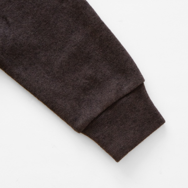 袖口はシンプルに(BROWN)