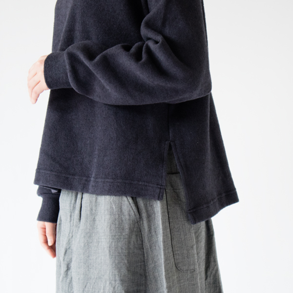 両脇のスリットがアクセントに(NAVY)