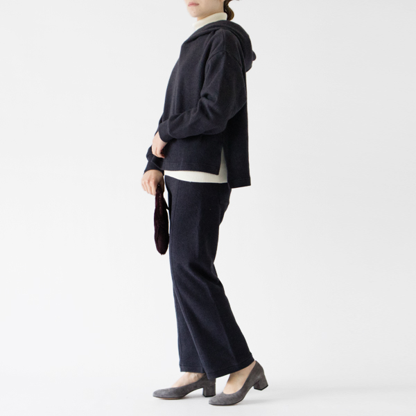 同素材のニットソーパンツとセットアップで(NAVY・モデル身長162cm)