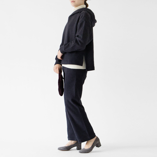 同素材のニットソーパンツとセットアップで(NAVY・モデル身長162cm)