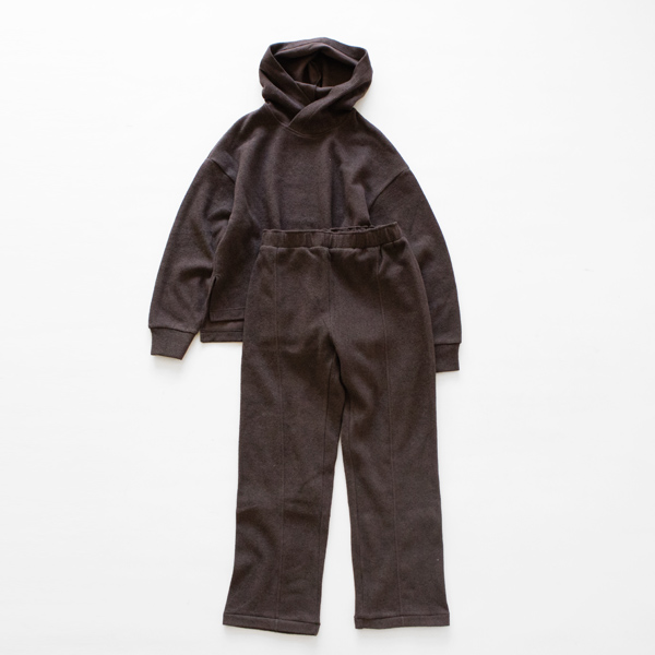 同素材のニットソーフーディとのセットアップもおすすめ(BROWN)