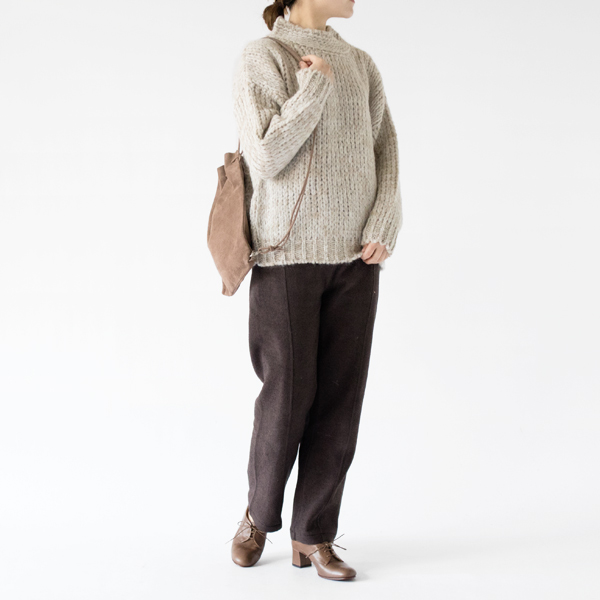 シンプルなデザインで合わせるトップスを選びません(BROWN)