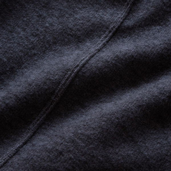 前身頃、後身頃に走る立体的なラインが特徴(NAVY)