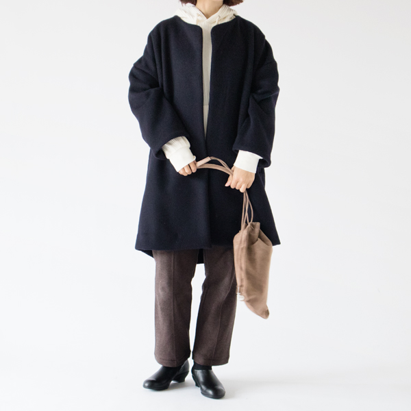 ボリュームのあるアウターと合わせても好バランス(BROWN・モデル身長163cm)